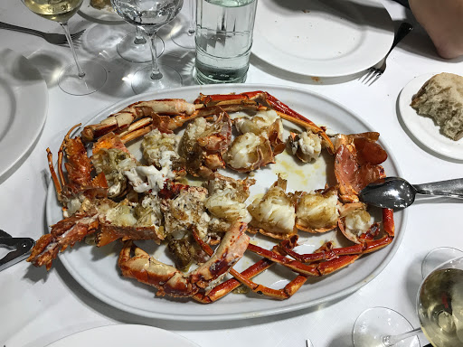 Restaurante Marisquería Mendata Berria. Cenas y comidas en Bilbao en terraza cubierta climatizada y comedor